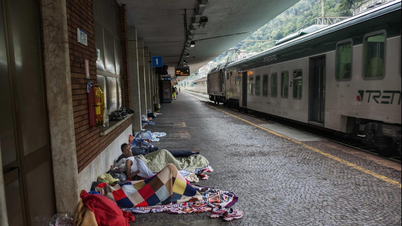 FOTO Como, centinaia di migranti bloccati in stazione