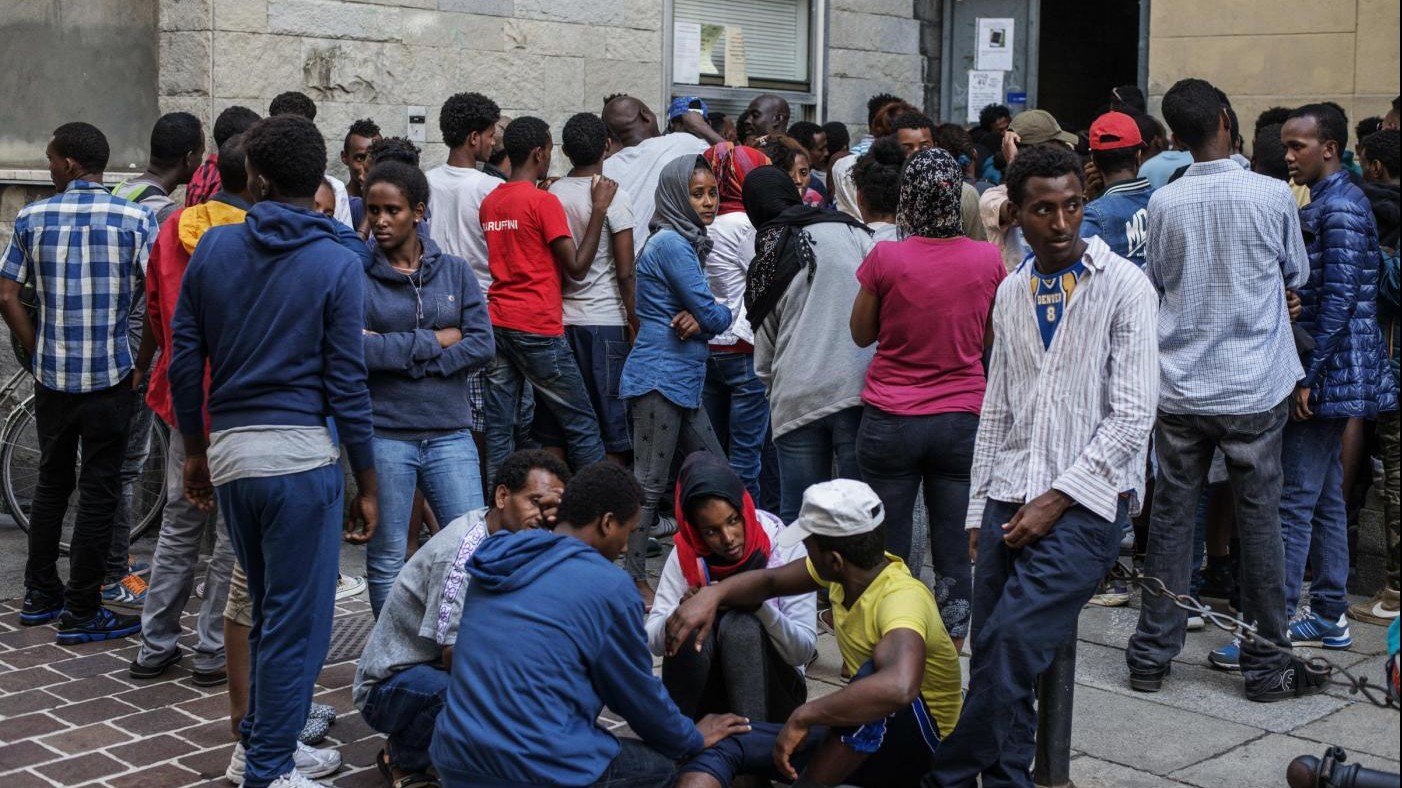 FOTO Como, centinaia di migranti bloccati in stazione