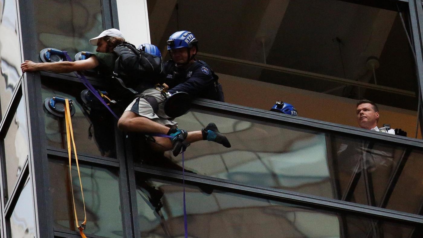 FOTO Scala la Trump Tower con le ventose: ecco l’incredibile impresa
