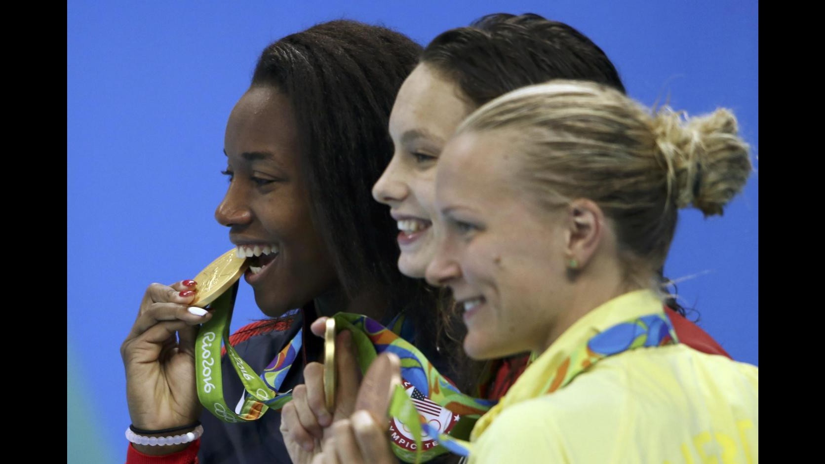 FOTO Nuoto, Simone Manuel nella storia: 1° oro per un’afroamericana