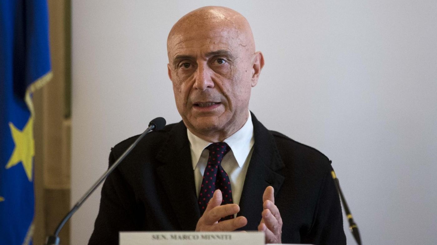 Migranti, Minniti: Entro maggio marinai libici pronti, i campi saranno lì