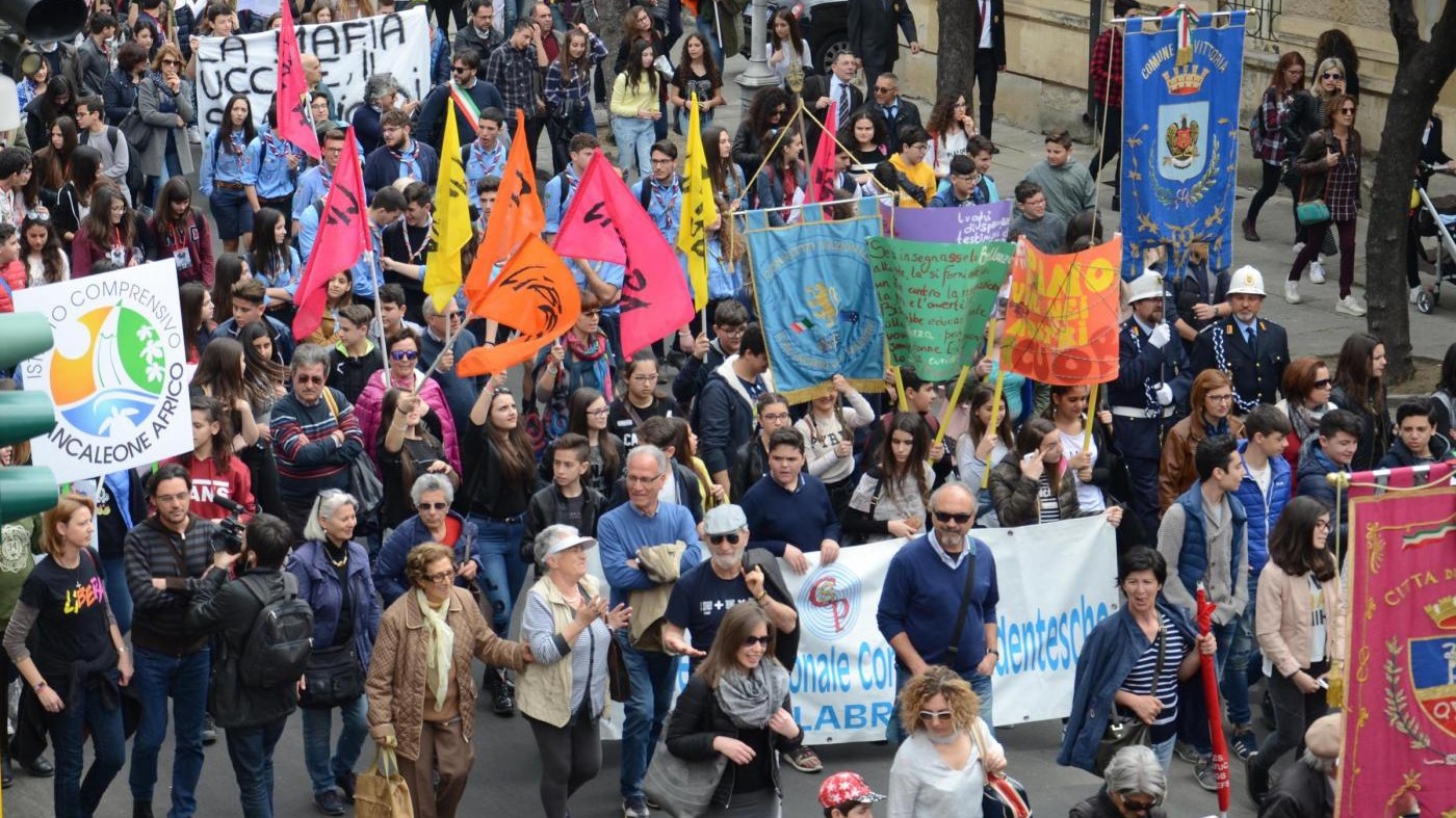 Corteo per le vittime di mafia. Don Ciotti: Oggi siamo tutti sbirri