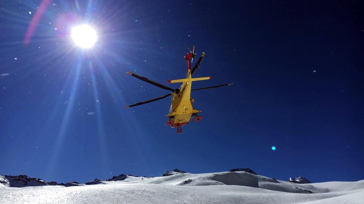Sondrio, scialpinista bloccato a 3500 metri: sta bene, salvataggio in corso