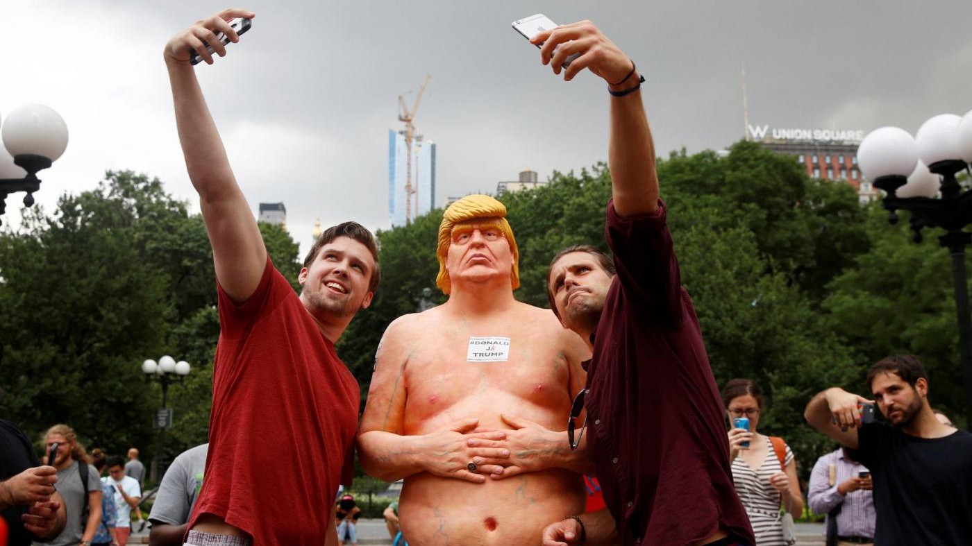FOTO Trump nudo in strada: la provocazione di un’opera d’arte