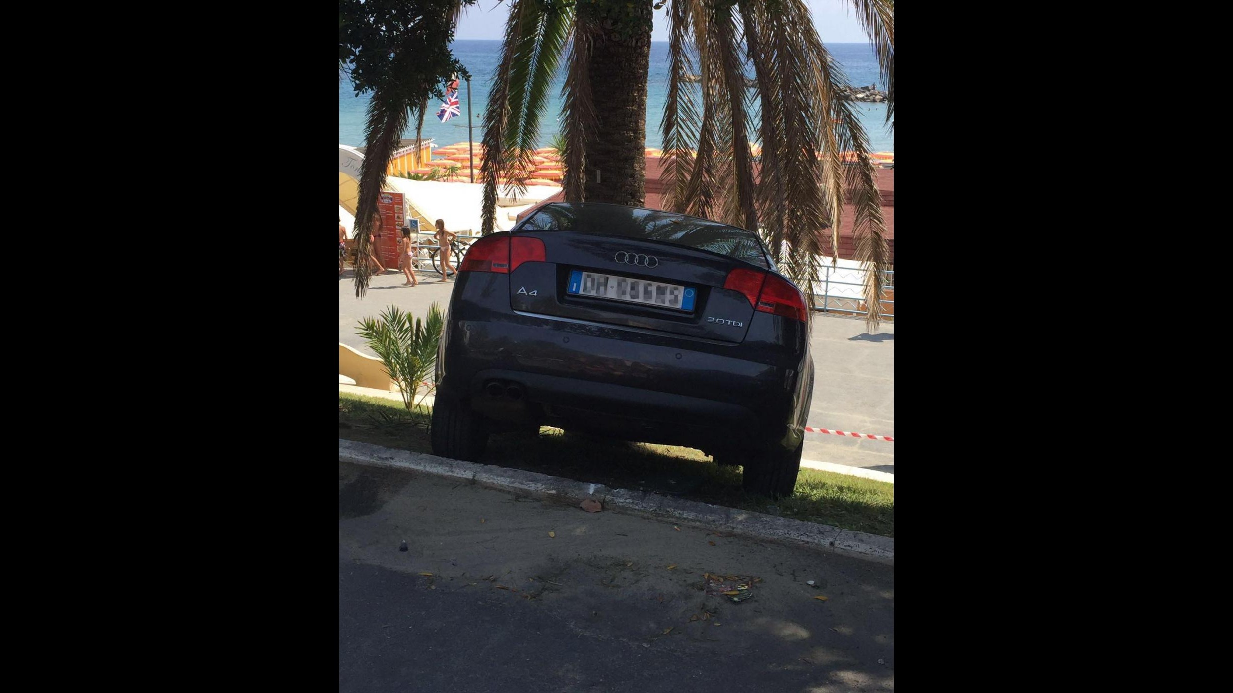 FOTO Sanremo, auto giù da terrapieno sul lungomare