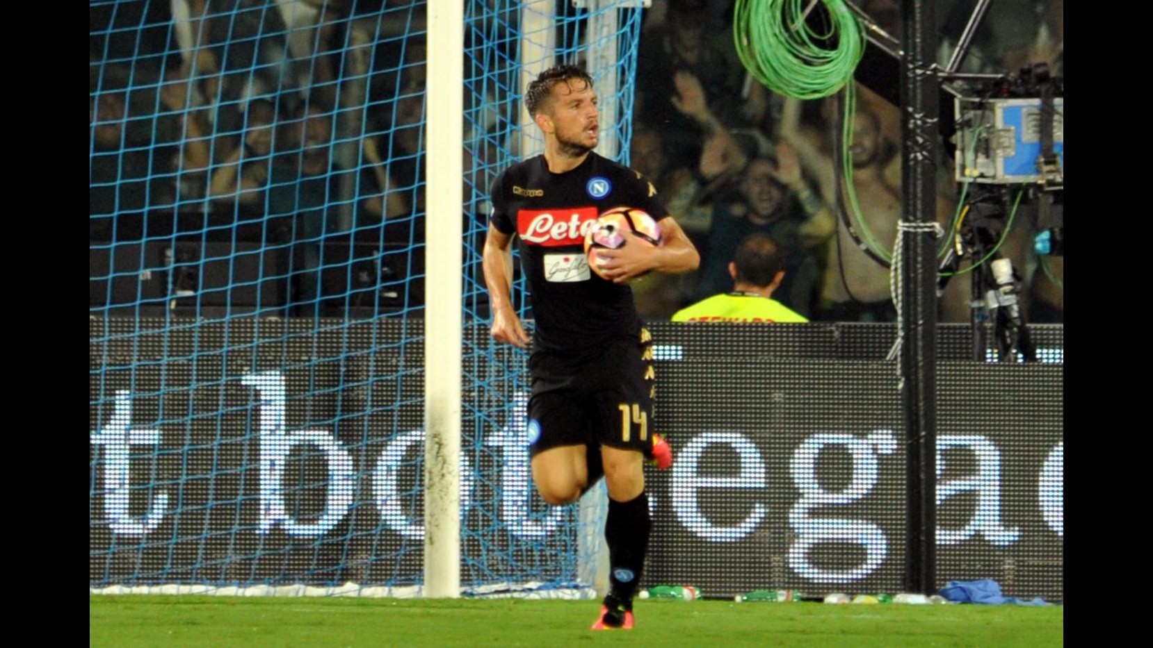FOTO Pescara va in vantaggio di 2 gol, Napoli rimonta con Mertens