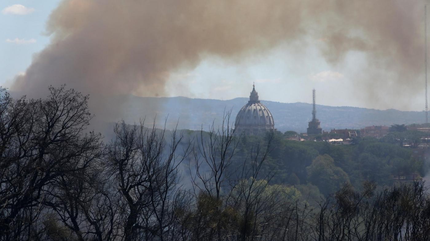 FOTO Roma, brucia il Parco del Pineto a Monte Mario