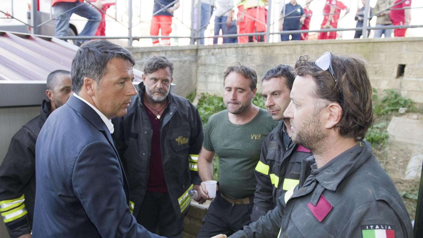 FOTO Renzi visita le zone colpite dal sisma