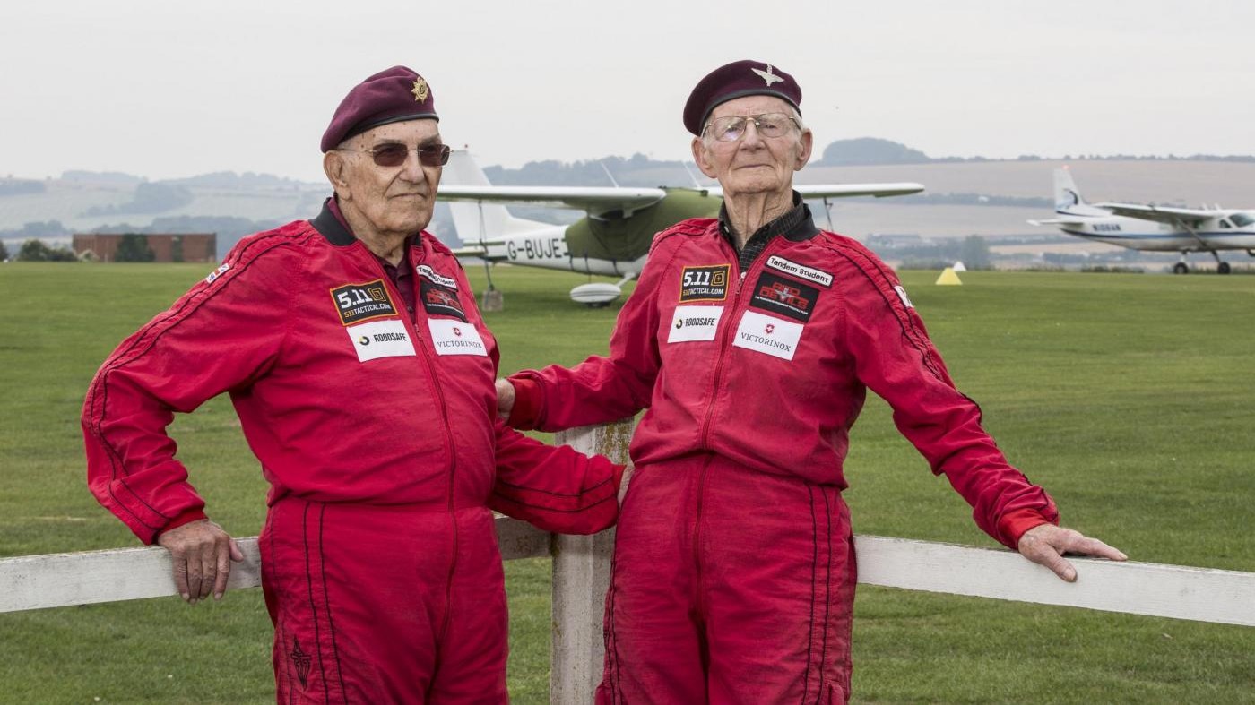 FOTO Veterani del D-Day si lanciano con paracadute a 90 anni