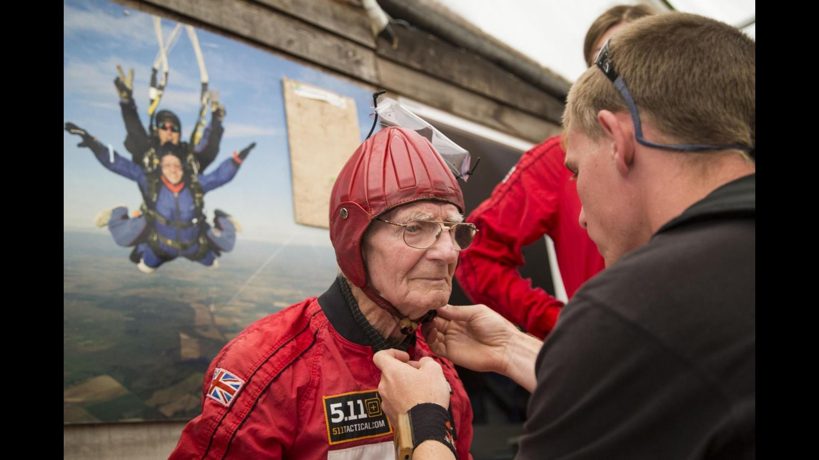 FOTO Veterani del D-Day si lanciano con paracadute a 90 anni