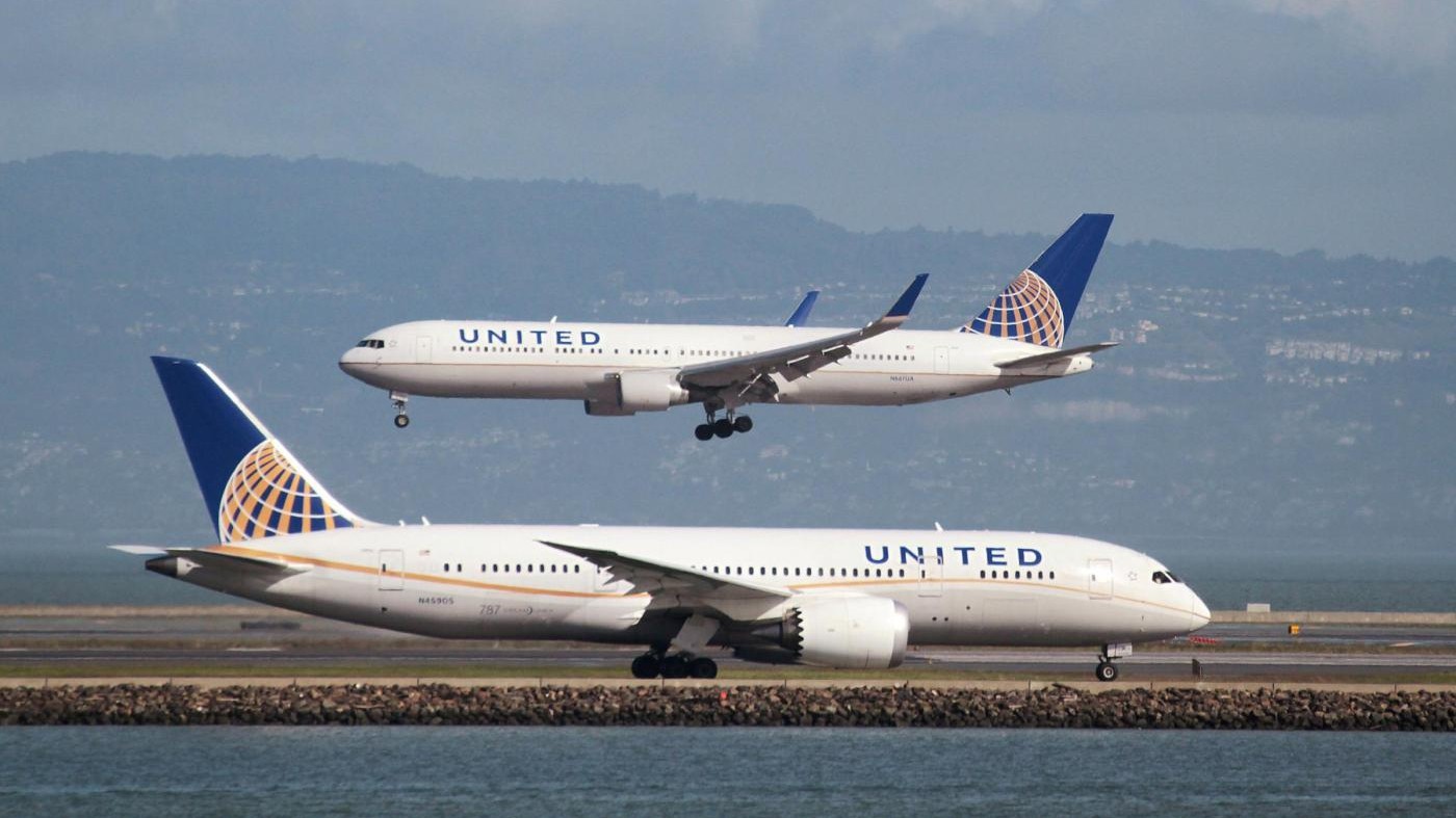 Volo vietato a due ragazze con leggings: è bufera su United Airlines