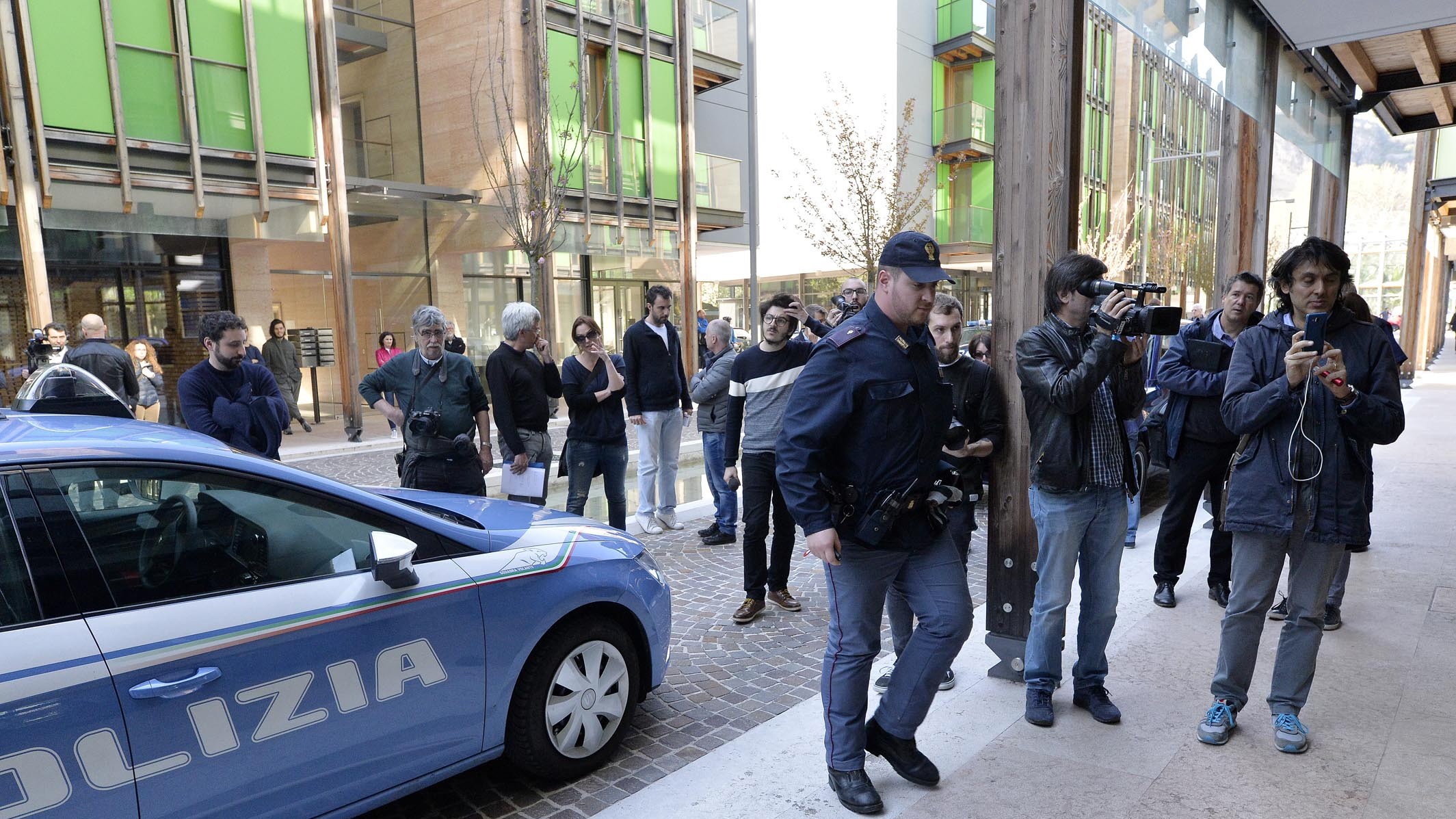 Tragedia a Trento, uccide i figli di due e quattro anni e si suicida