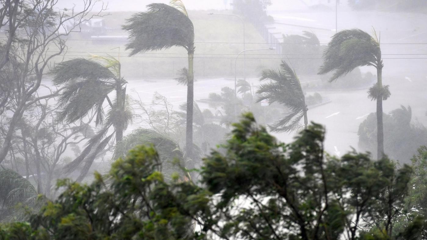 Australia, il ciclone Debbie tocca terra: 38mila al buio