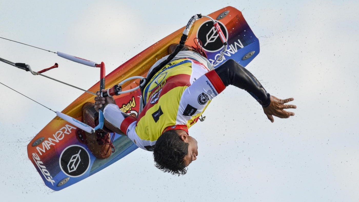FOTO Acrobazie sull’acqua alla coppa del Mondo di kitesurf
