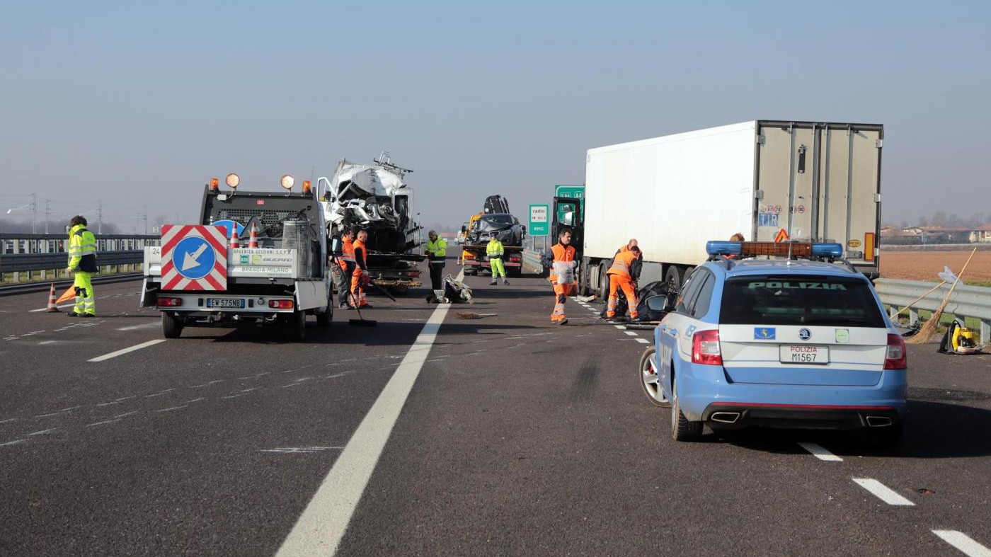 Bologna, scontro tra pullman e tir sulla A14: 16 feriti