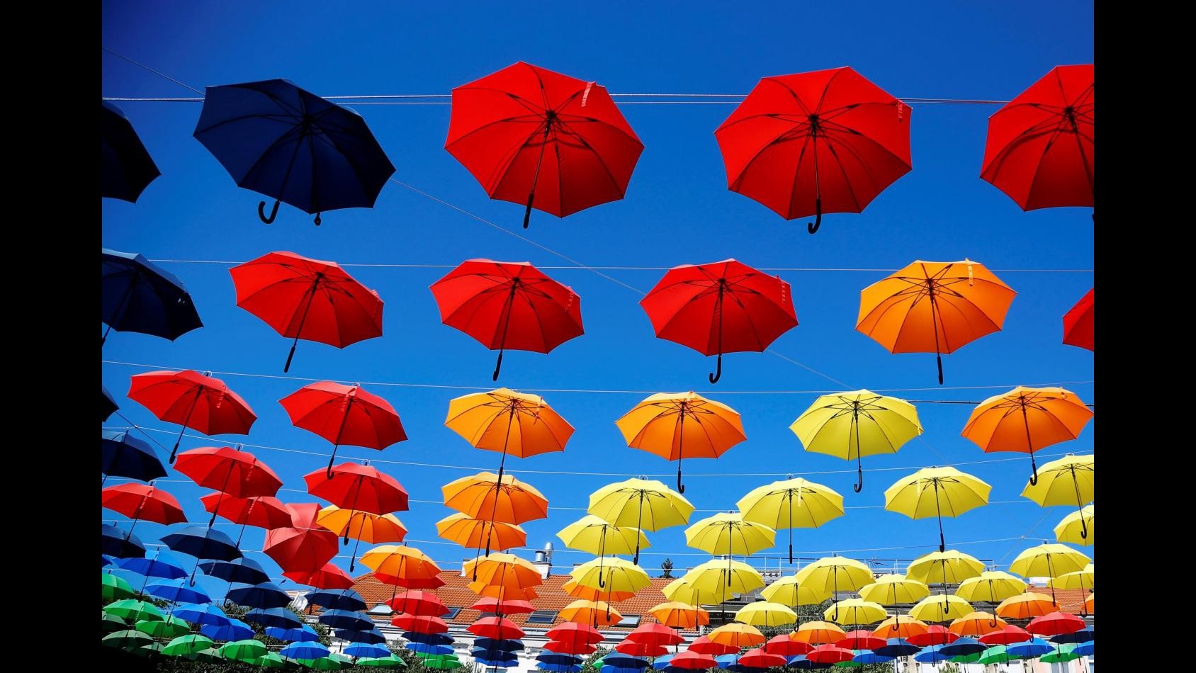 FOTO Pioggia di ombrelli multicolor a Vienna