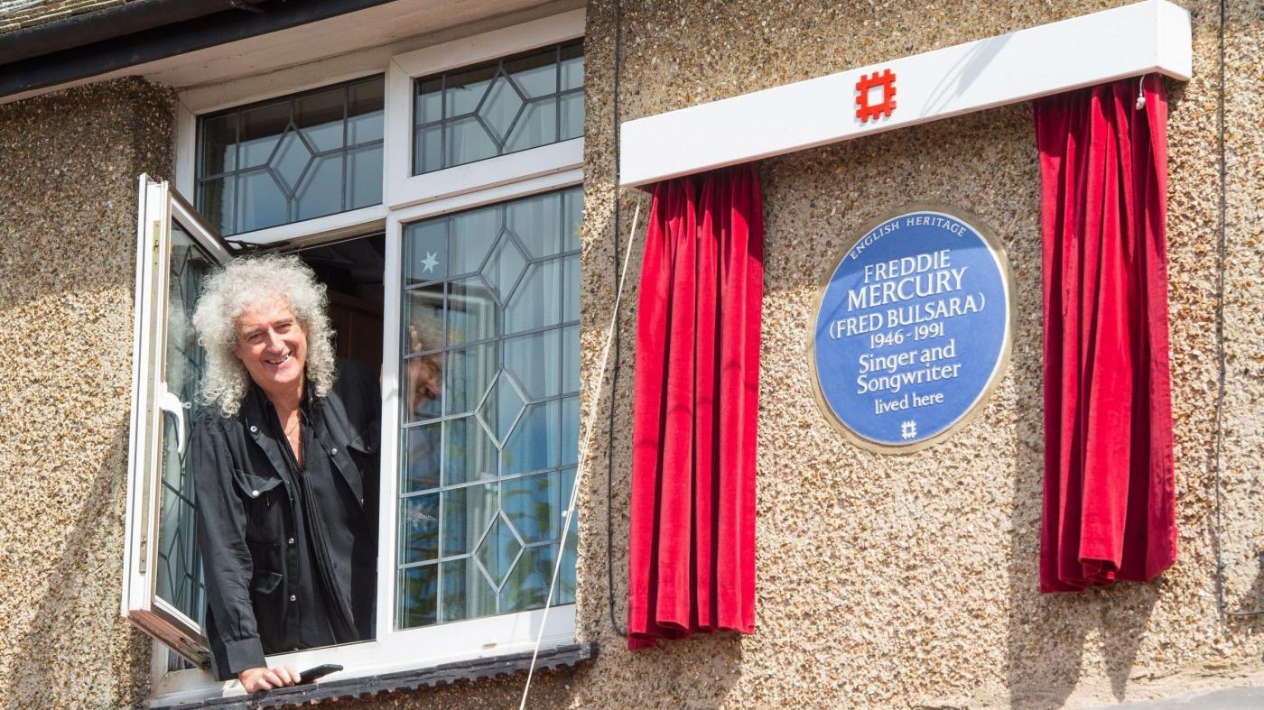 Svelata targa in onore di Freddie Mercury: c’è anche Brian May