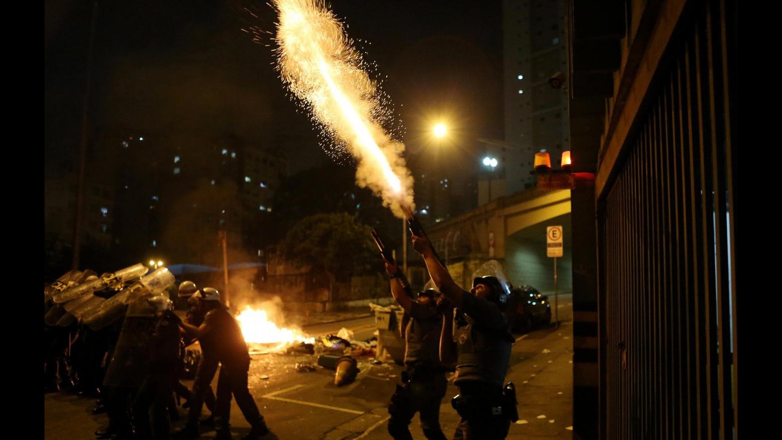 FOTO Brasile, scontri nelle strade dopo l’impeachment a Dilma Rousseff
