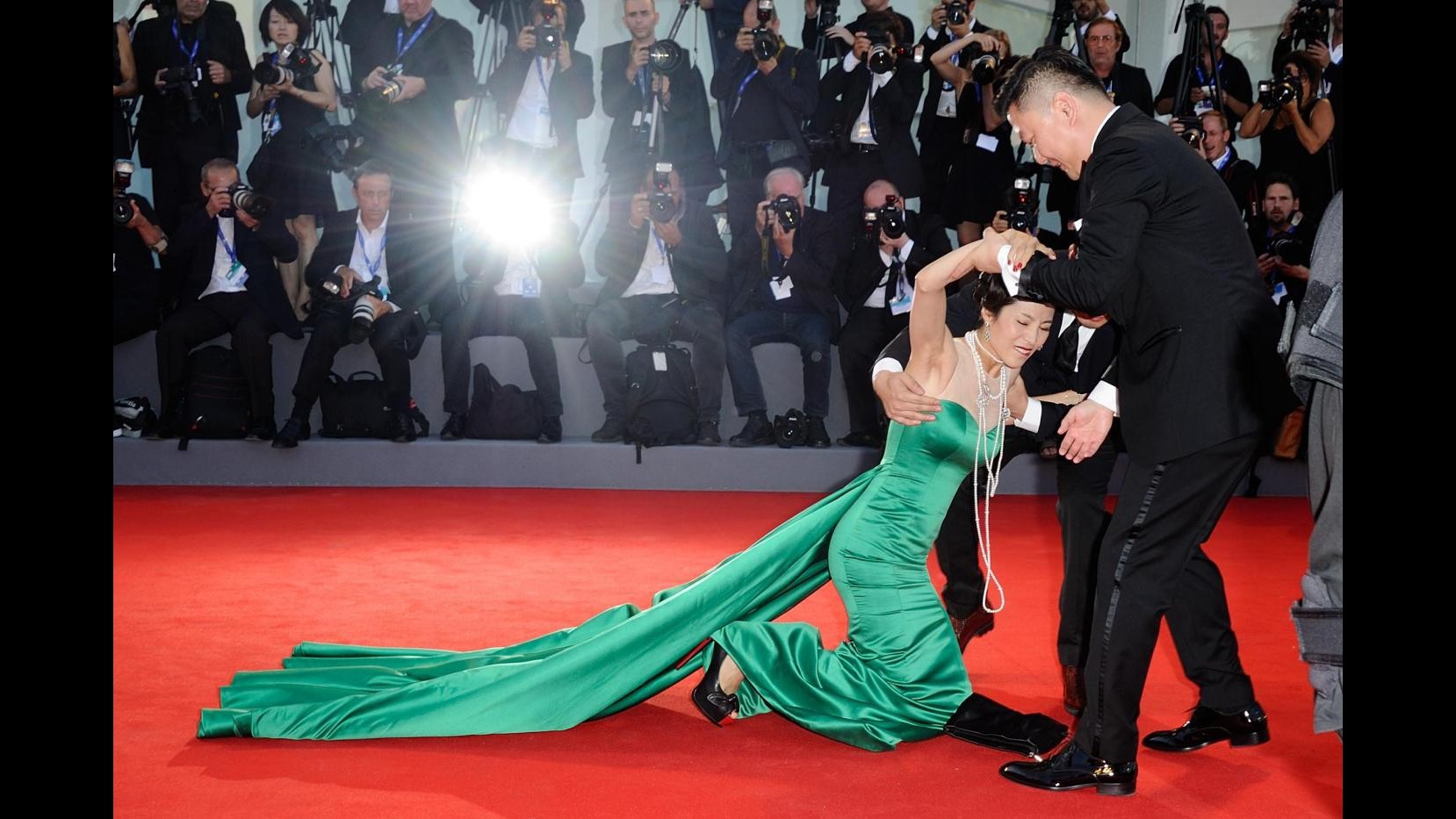 FOTO Venezia, incidente per Jing Ke: l’attrice ruzzola sul red carpet