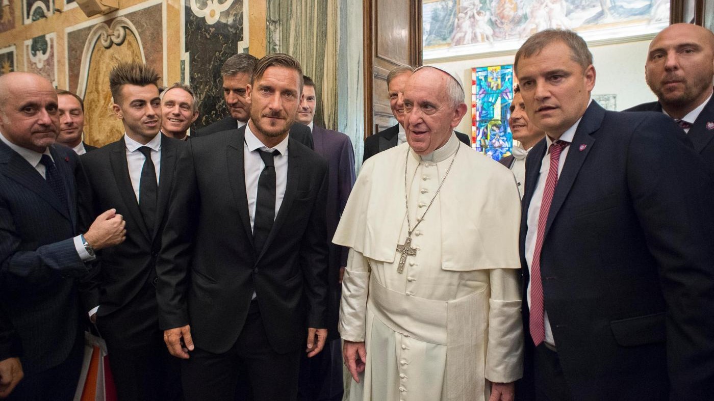 FOTO La Roma in Vaticano: il Papa incontra Totti e compagni