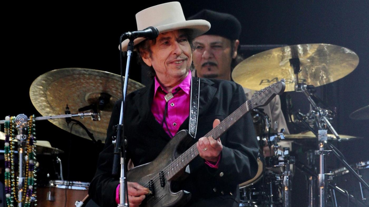 Svolta per Bob Dylan, ritirerà il premio Nobel a Stoccolma