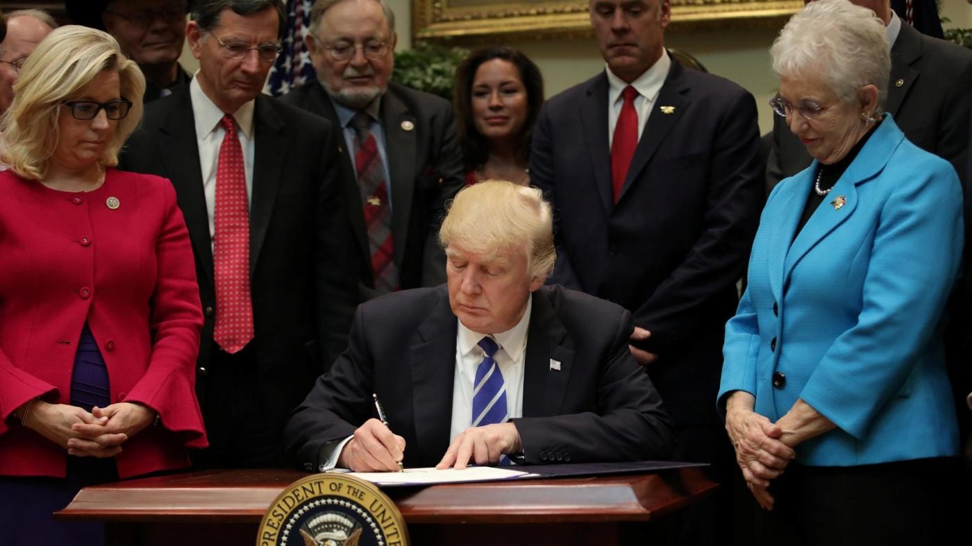 Trump contro prodotti Ue, dazi del 100% su Vespa e Perrier