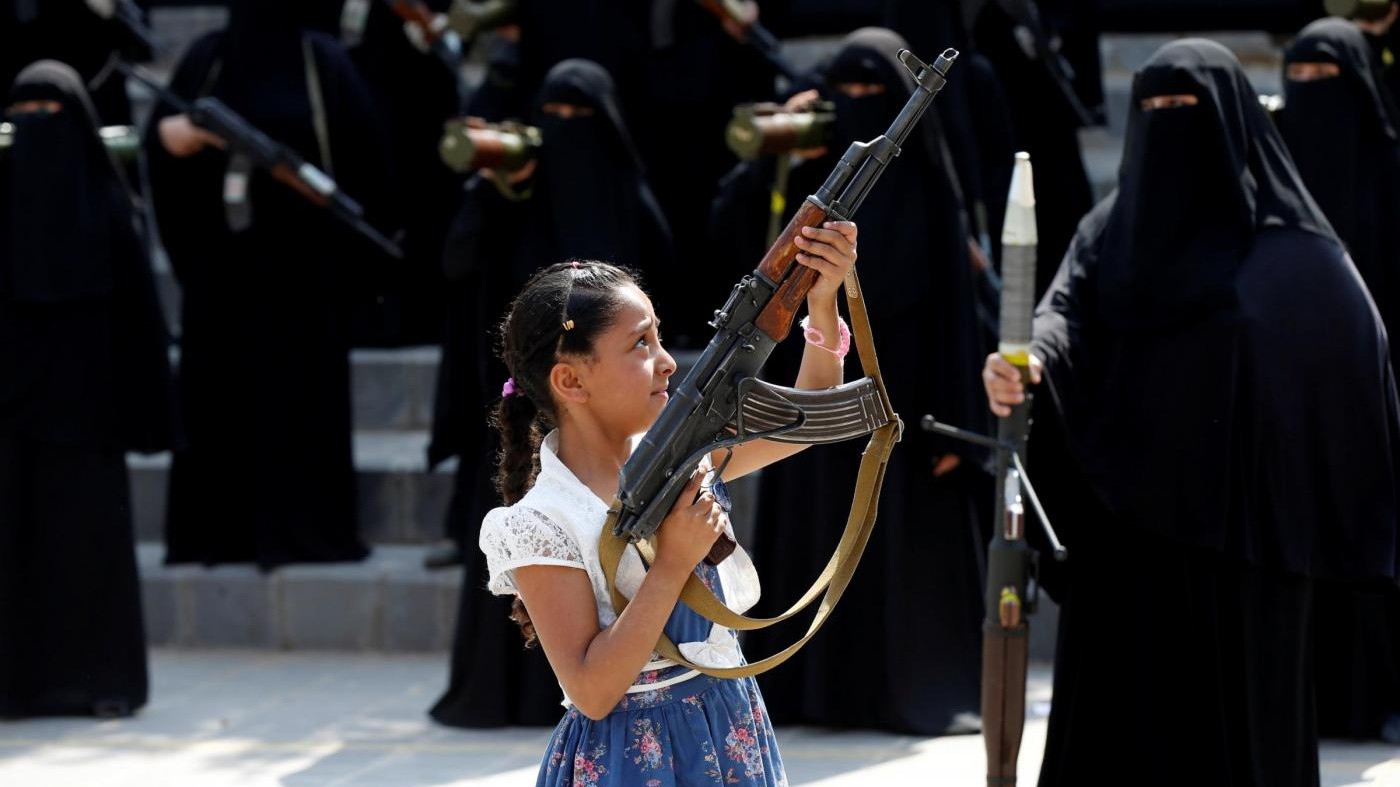 FOTO  Yemen, donne armate in strada a supporto dell’Houthi