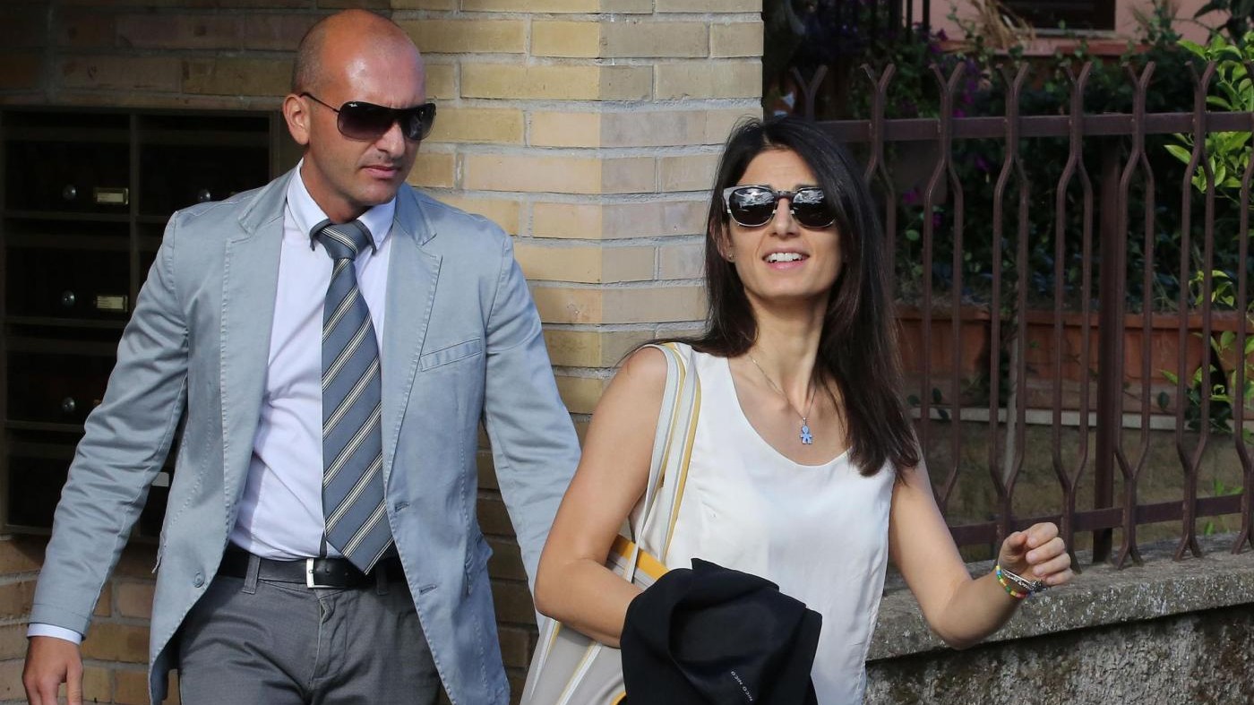 FOTO Raggi esce dalla sua abitazione per recarsi in Campidoglio