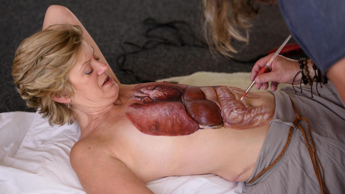 FOTO Corinne Hutton, organi e muscoli dipinti per la Donation week