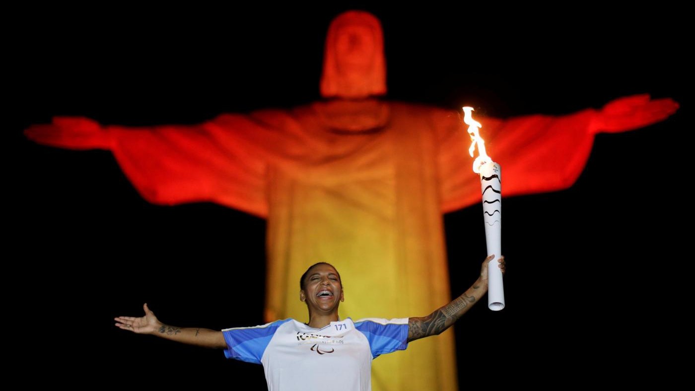 FOTO Paralimpiadi, torcia olimpica rende omaggio al Cristo di Rio
