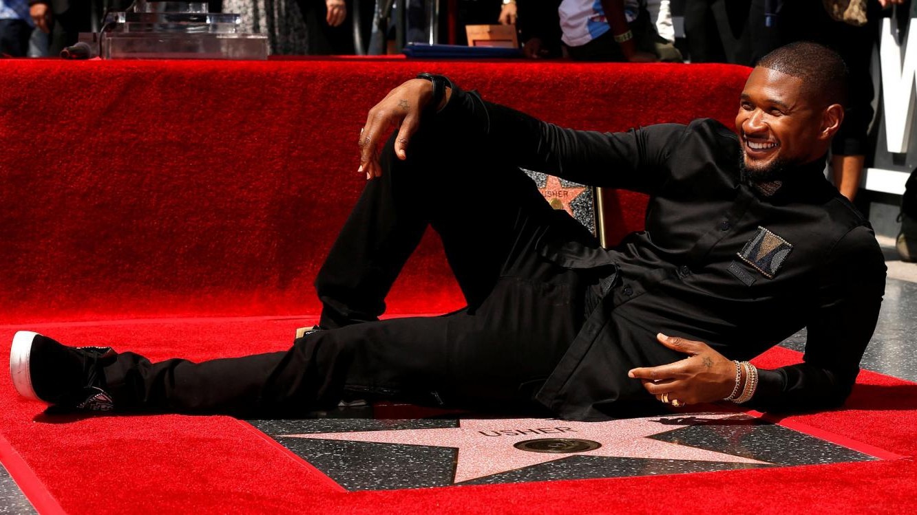 FOTO La stella di Usher spunta sulla Walk of Fame