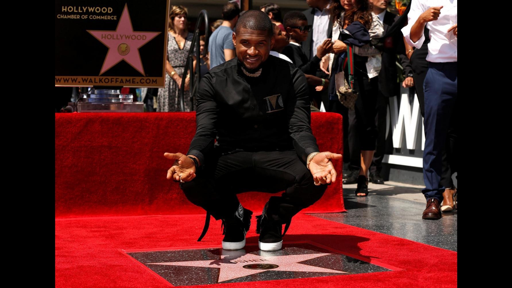FOTO La stella di Usher spunta sulla Walk of Fame