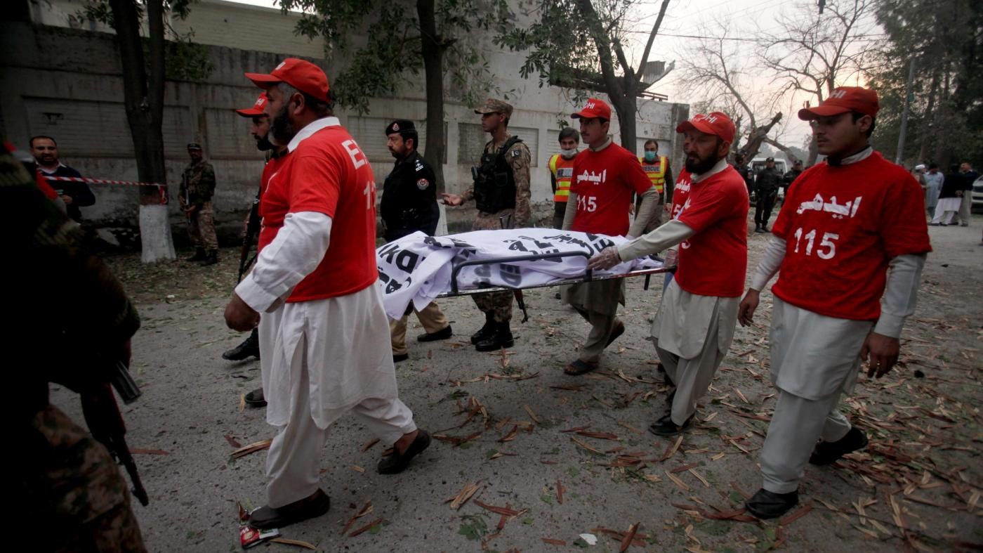 Pakistan, bomba in moschea: 22 morti, talebani rivendicano