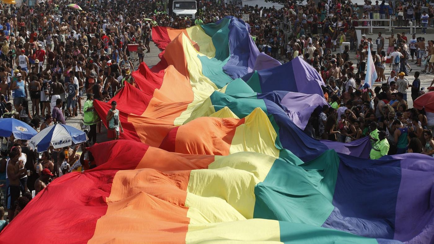 Addio a Gilbert Baker: creò bandiera arcobaleno simbolo gay