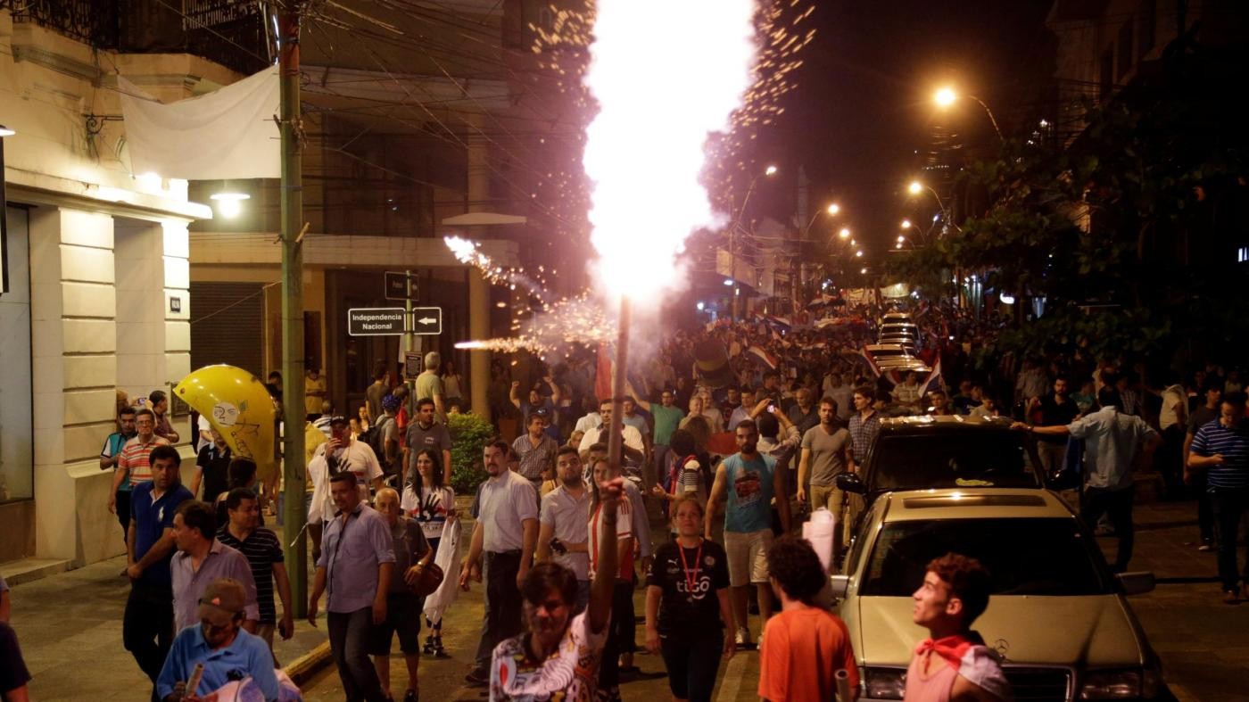 Paraguay, manifestanti assaltano e incendiano il Congresso