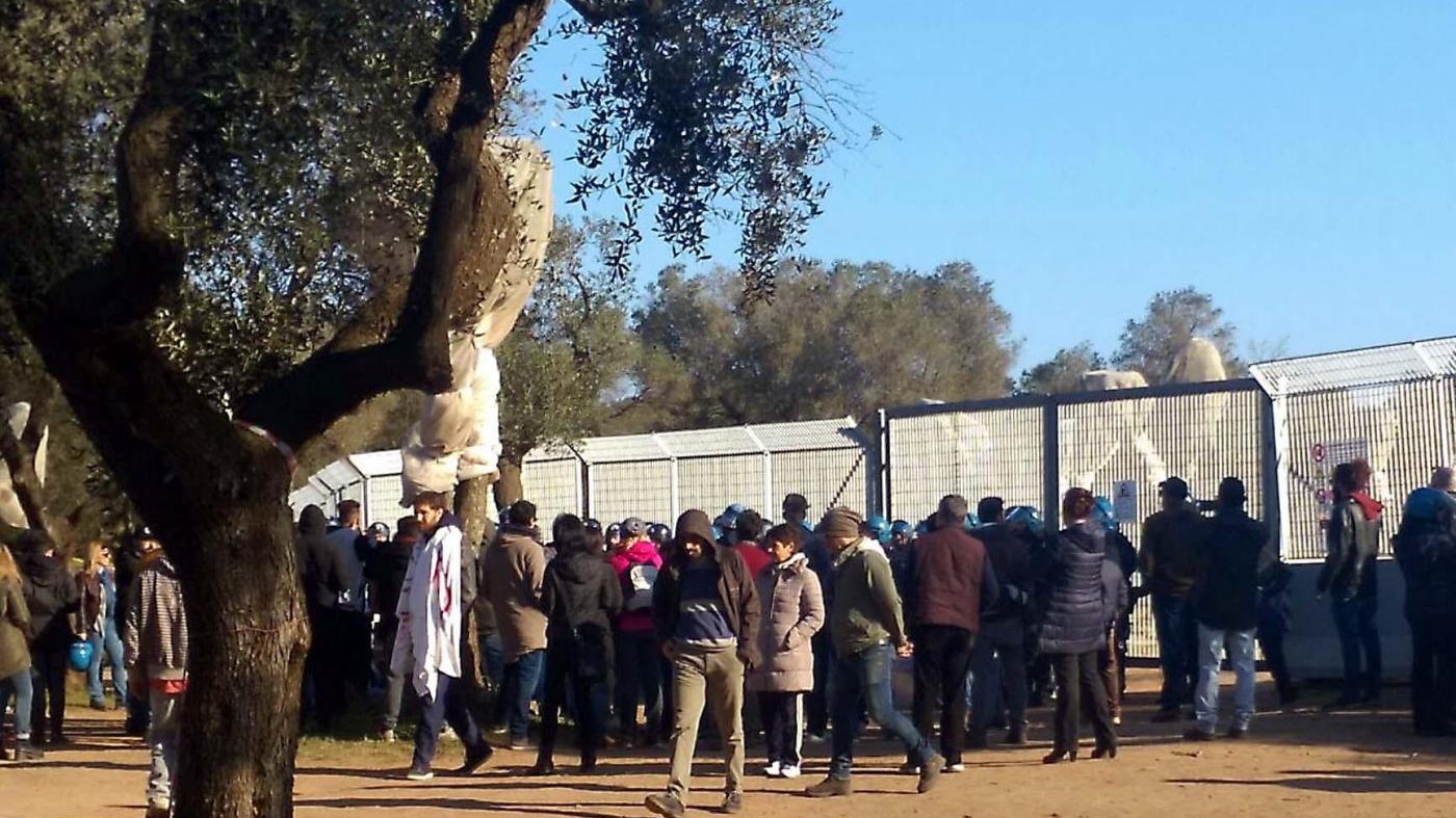 Tap, manifestanti bloccano camion con ulivi: stop ai lavori
