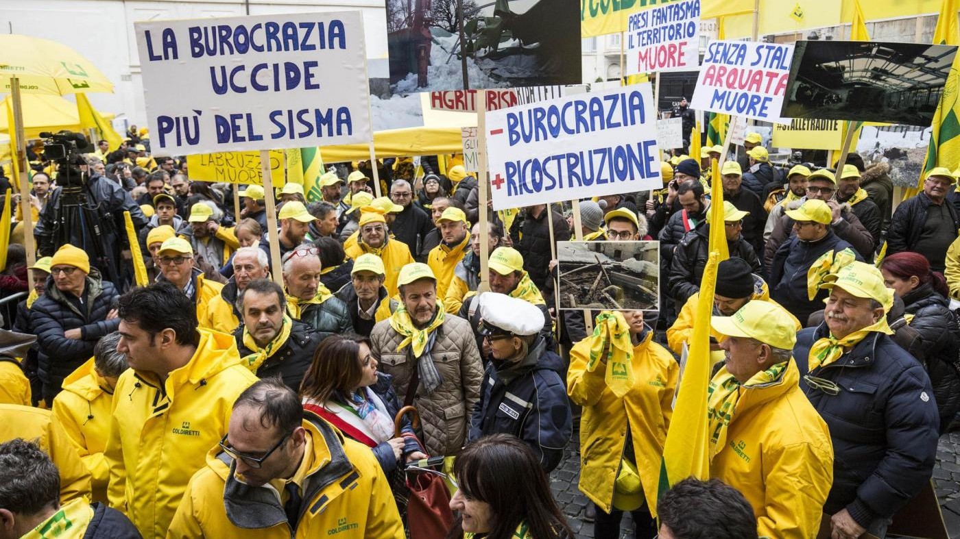 Terremoto, proteste fuori Montecitorio e Salaria bloccata