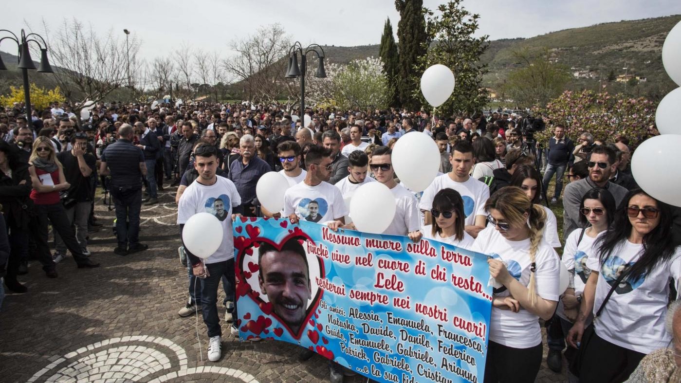 Alatri, l’ultimo addio a Emanuele. La madre: Ucciso dalla cattiveria