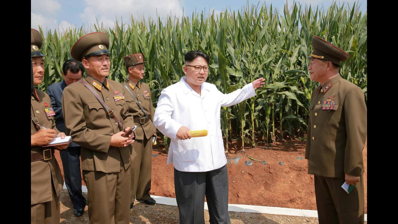 FOTO Nord Corea, riecco Kim Jong-un mentre visita una fattoria