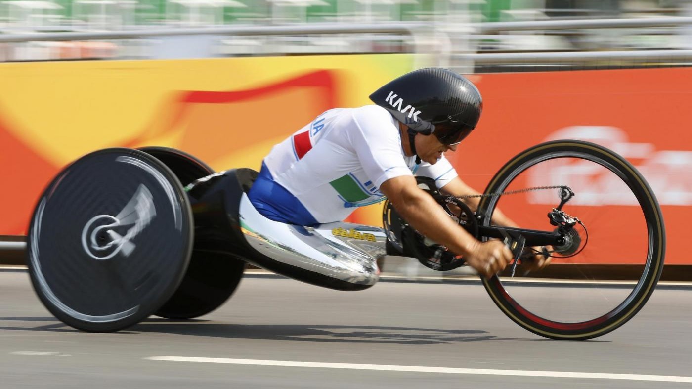 FOTO Rio, Zanardi è oro nella crono di ciclismo
