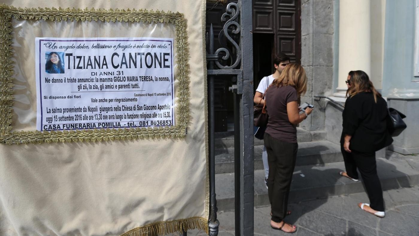 FOTO I funerali di Tiziana, suicida per un video hard