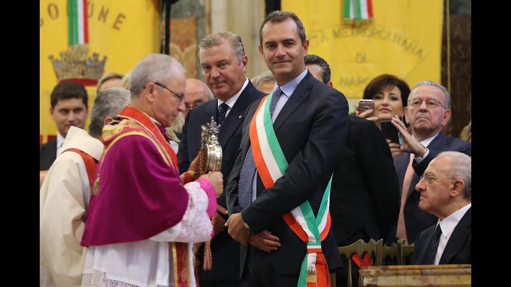 FOTO Napoli, si ripete miracolo di San Gennaro: sciolto il sangue