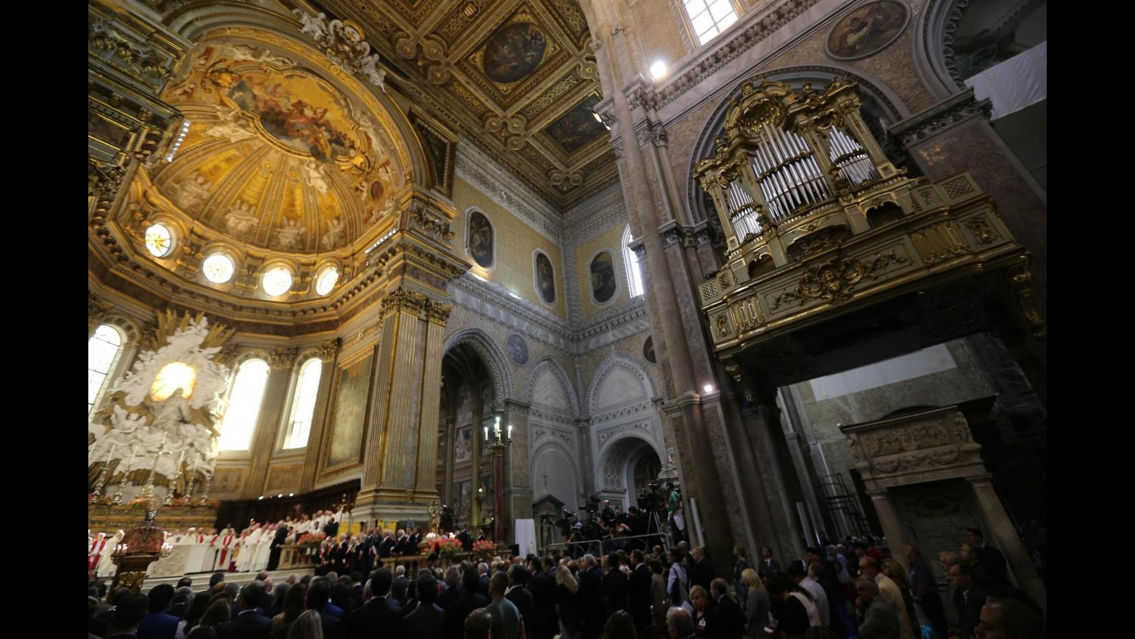 FOTO Napoli, si ripete miracolo di San Gennaro: sciolto il sangue