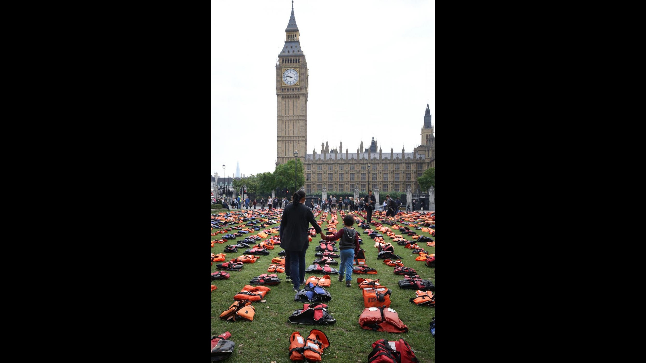 FOTO Londra, cimitero di giubbotti di salvataggio per i migranti