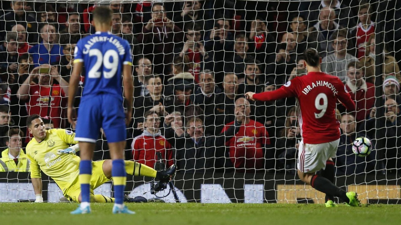 Premier League, Ibra salva lo United, vincono Leicester e Mazzarri