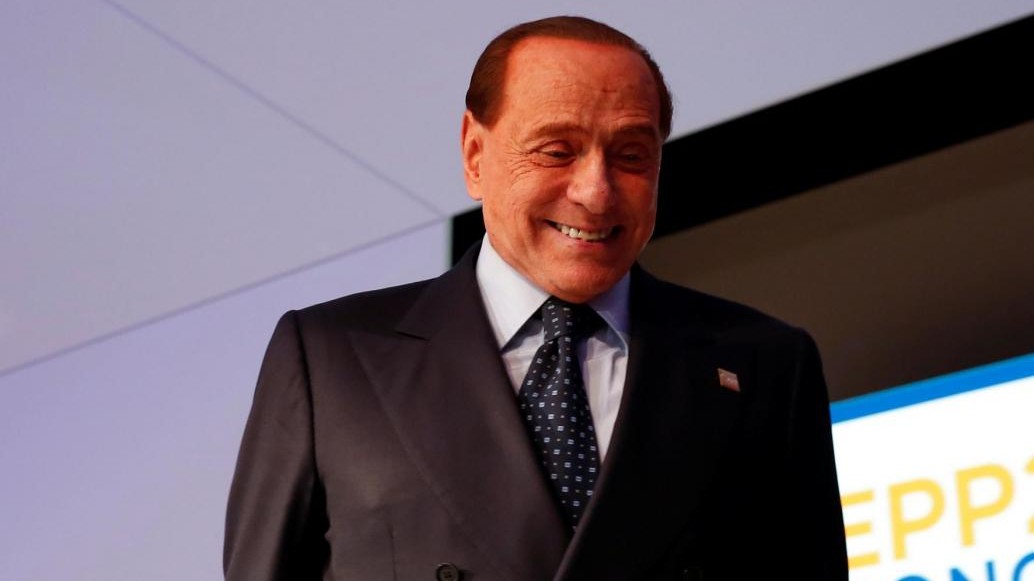 Berlusconi arriva in elicottero al Salone del mobile