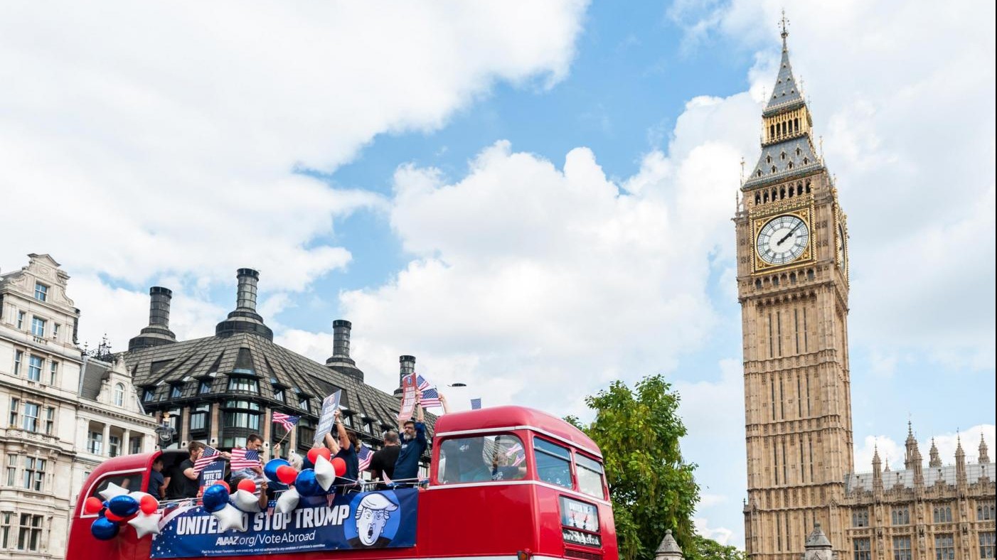 FOTO Per le strade di Londra il bus contro Trump