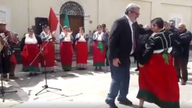 Emiliano si rompe il tendine: Stavo ballando con gruppo folk VIDEO