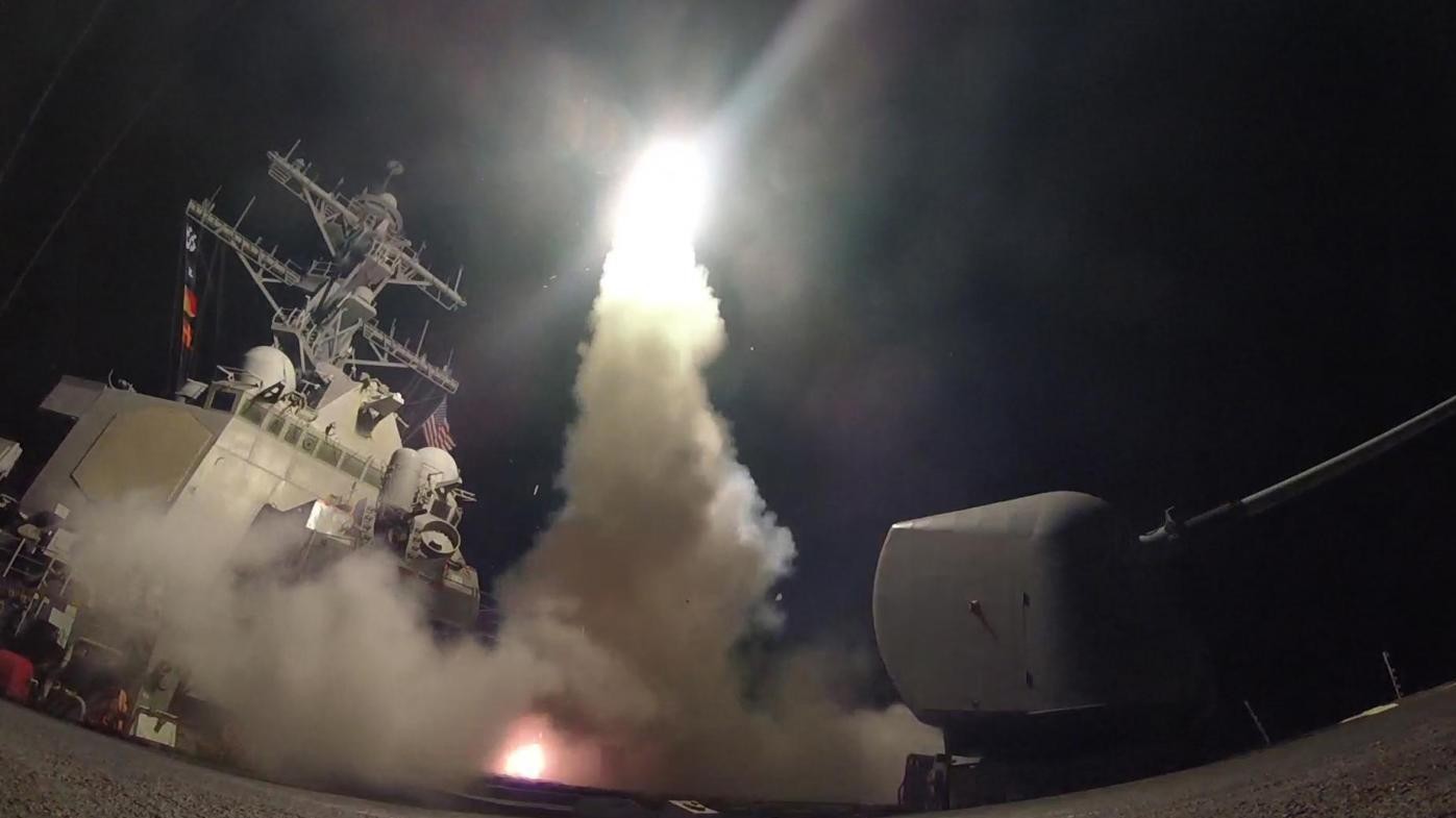 Siria, Usa attaccano base dopo raid con gas: Siamo pronti a fare di più