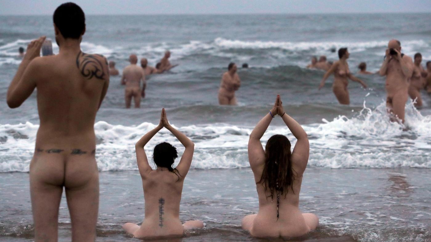 FOTO Tutti nudi in acqua a Druridge Bay